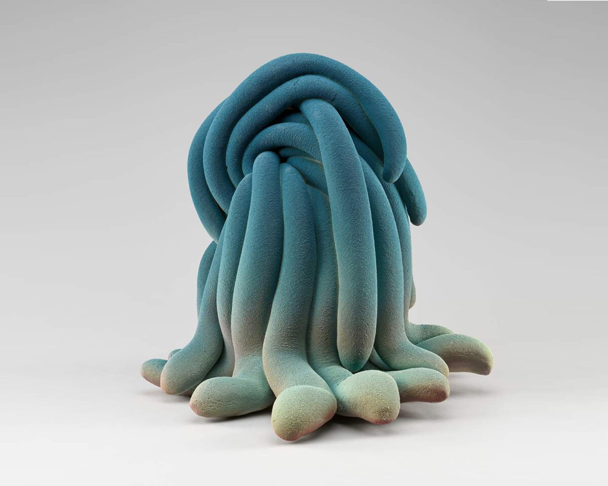 Claire Lindner in the exhibition "Formes vivantes", at the Manufacturee et Musée Nationaux in Sèvres.

Claire Lindner, Blue Flow n°4, 2019, glazed stoneware, 37 x 38 x 36 cm